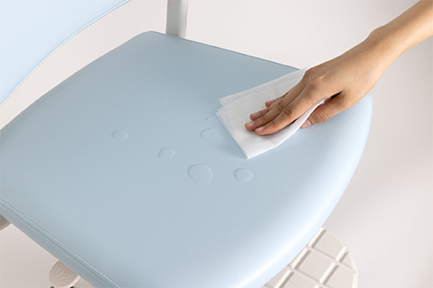 耐水性や耐久性に優れたPVCレザー（合成皮革）を採用