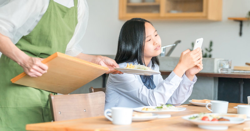 「進研ゼミ 中学講座」が、全国の中学1年生～3年生5,438名と保護者498名に実施した親子間コミュニケーションに関する調査結果を発表