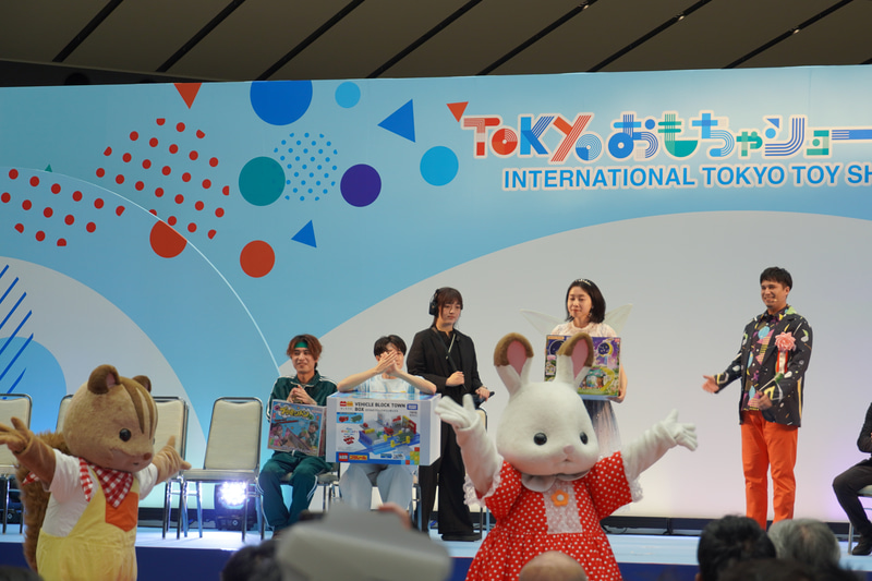 おもちゃ大賞受賞者の登場は、キャラクターを同伴。40周年のシルバニアファミリーはキャラクター部門で受賞