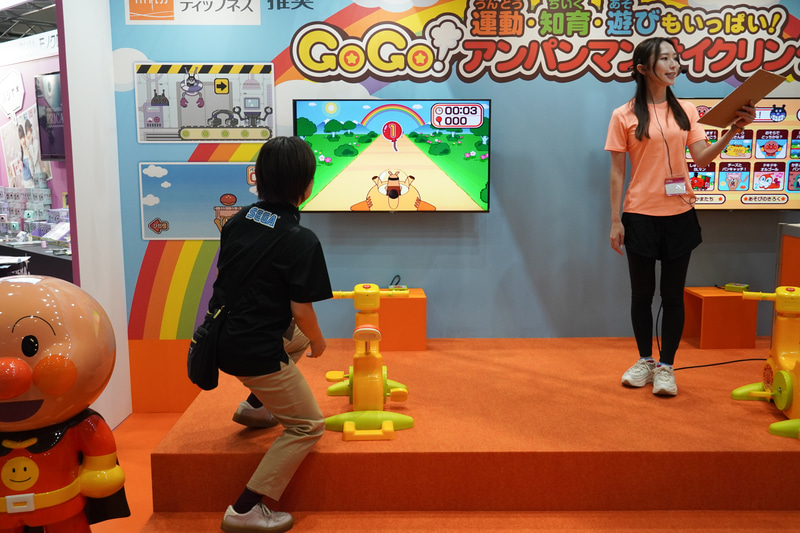 スタッフがペダルを動かすと画面の距離が進んだ