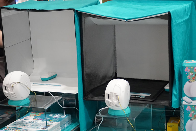 セガの「ドリームスイッチ」。天井に投影するものだが、デモでは撮影ブースに横向きに投影