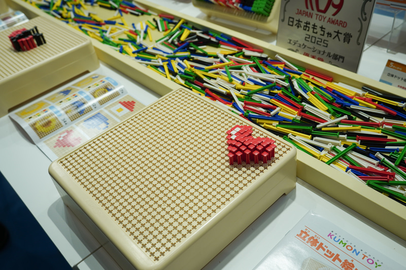 ブースにはデモ用の製品が置かれ、自分でドット絵を作ることができる