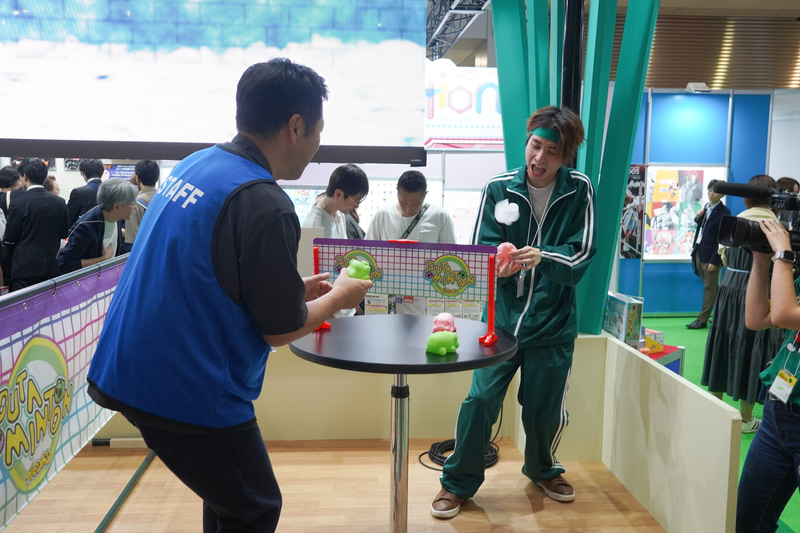 ブース担当者によるデモプレイ。羽根を思い通りに動かすのは簡単ではない