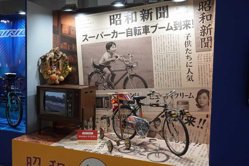 アイデスのブースでは昭和のスーパーカー自転車を展示、手前にはホンダのローラースルーゴーゴーも置かれた