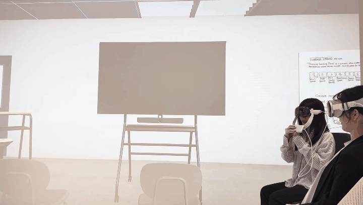 VRゴーグルを装着して確認する体験者