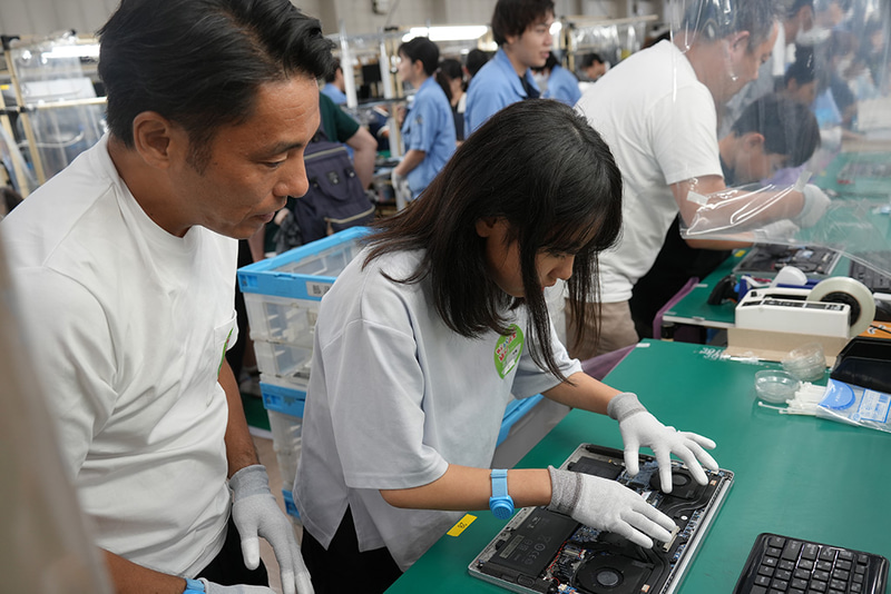 慣れない手つきで、慎重にメモリを取り付ける