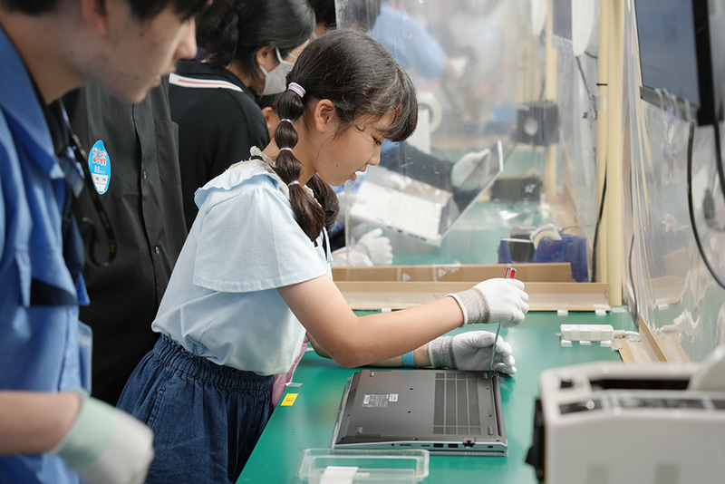 ドライバーで裏板を外す