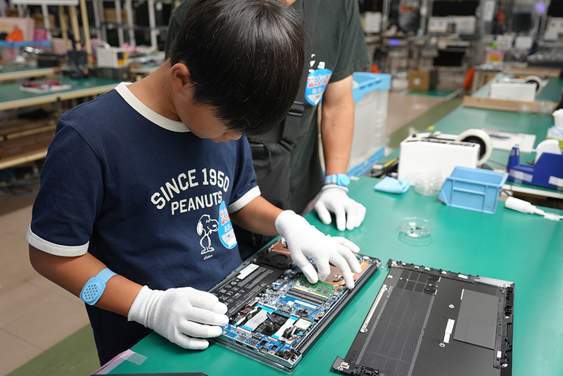 本番は慎重に作業を進める子供たち