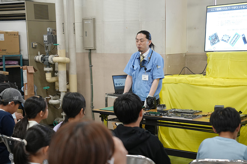 部品説明の時間。パソコンに必要な部品や扱い方について学ぶ