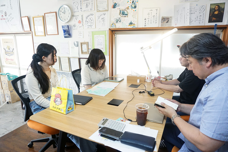 南国プリン代表の河野当将（こうのたいすけ）氏に製品のアイデアを提案