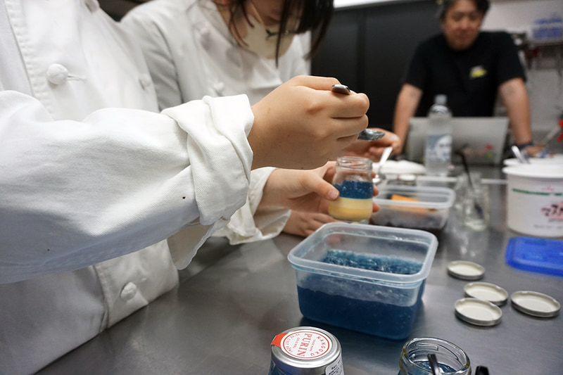 「青島プリン」づくりを体験