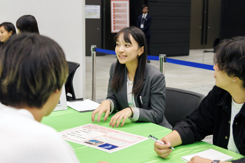 現役教員との座談会コーナーを用意。少人数のグループで相談が可能