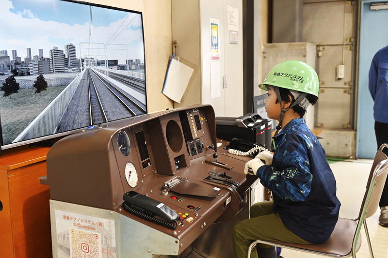 運転シミュレータや電車のドア開閉・車内放送などを体験（東急テクノシステム）