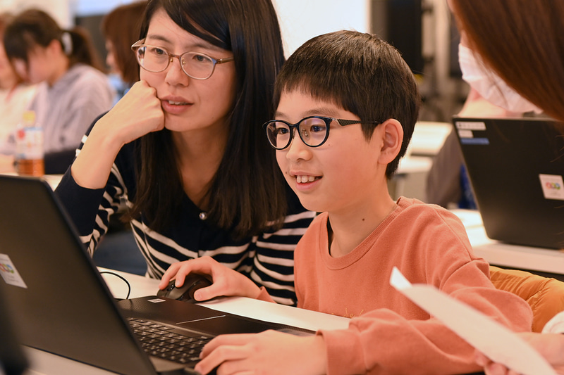 ビジュアルプログラミング言語のScratchでプログラミングを体験（東京都市大学）