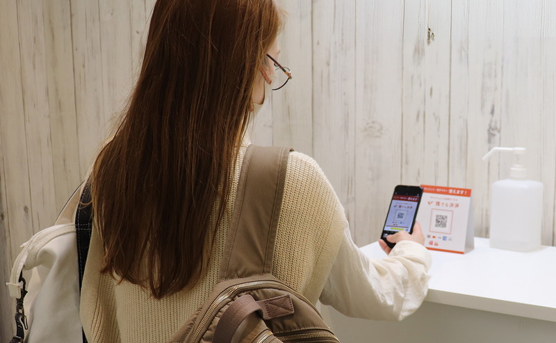 登降時に荷物で両手がふさがっていても、スマホ1つで決済が可能に