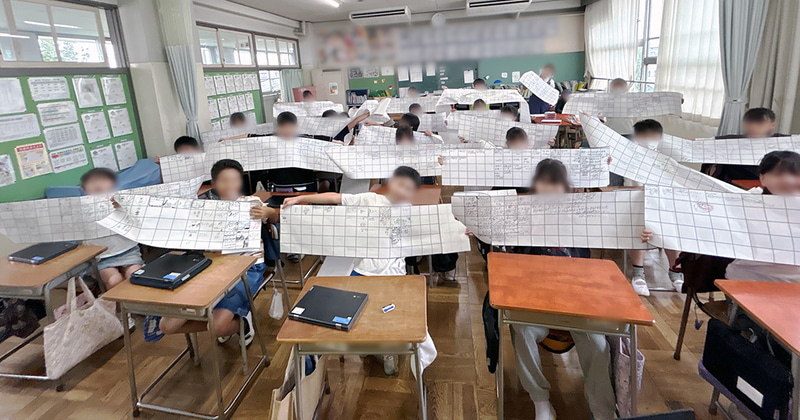 思い思いに書きこんだマスオを広げる子供たち