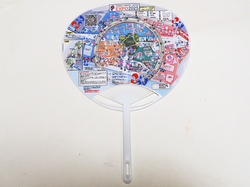 つじさんの地図うちわ。真夏の万博で重宝した