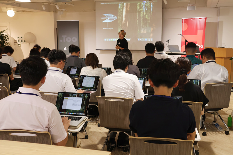 1人1台MacBookが配られ、操作を体験していった