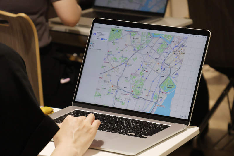Multi-Touchトラックパッドを操作し、2本指で地図を拡大・縮小、回転させる