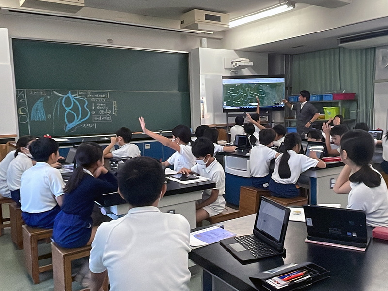 小学校で実施した流域授業と流域体験の様子