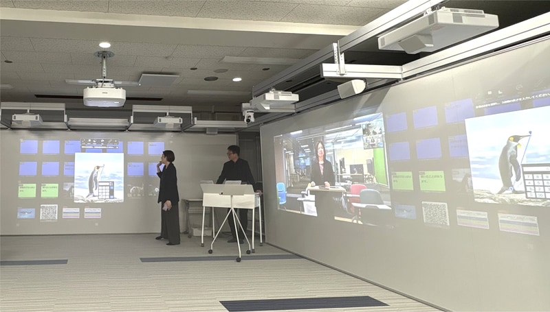 L字型の大型スクリーンで迫力のある映像を体験できる
