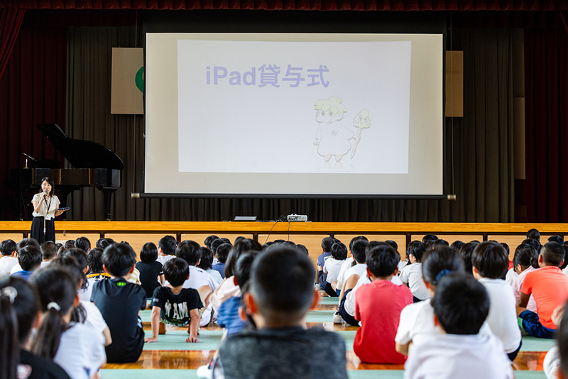 下呂市立萩原小学校で実施されたiPad貸与式