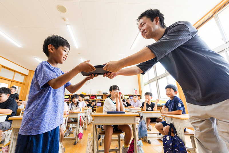 iPad貸与式の様子（下呂市立萩原小学校 3年生）