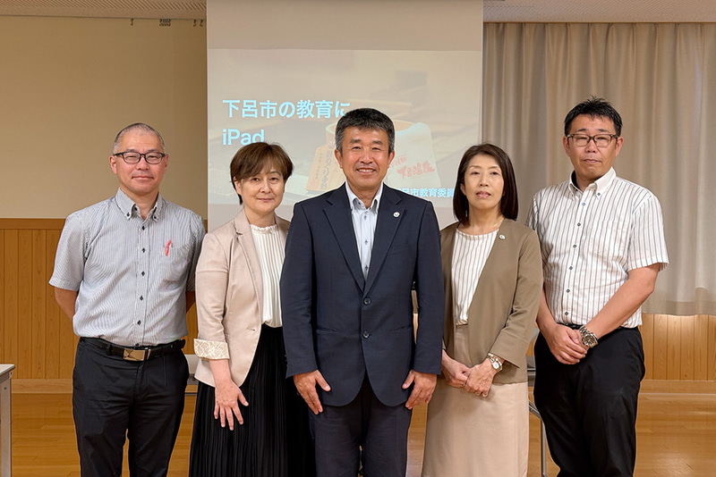 写真左より、下呂市立竹原中学校 松田鉄平教諭、学校教育課 課長 武田由香里氏、教育長 中村好一氏、下呂市教育委員会 事務局長 山中明美氏、下呂市立小坂中学校 教頭 古田哲也氏