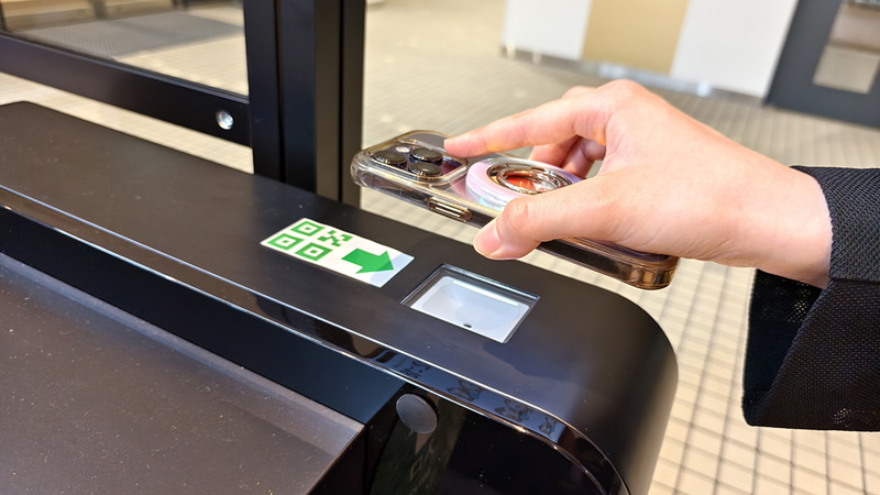 二次元バーコードをかざして入店