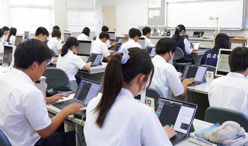 CopilotとSurfaceを組み合わせたプログラミング授業の様子（佐賀県立致遠館高等学校）