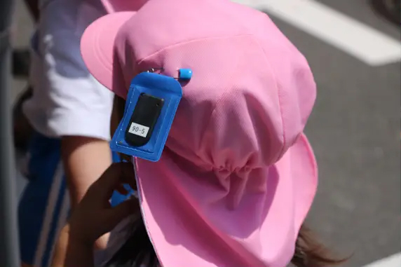 BLEビーコンを帽子に装着した様子（出典：株式会社フォーカスシステムズ）