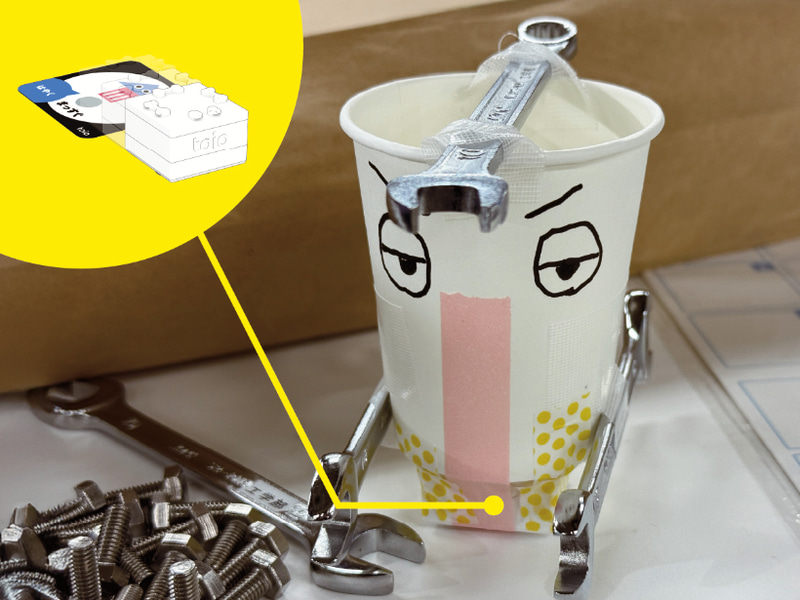 紙コップや厚紙、割り箸、レゴなど、いろいろな素材を使ってオリジナルの戦士を工作