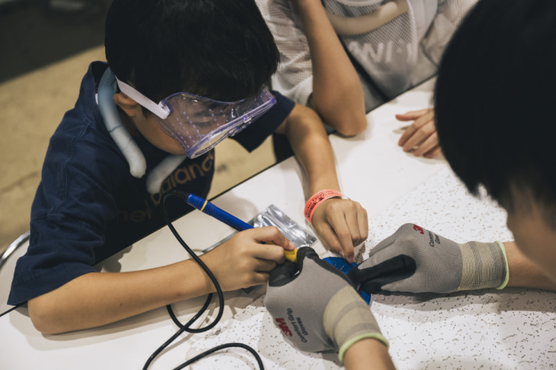 Maker Faireのマスコットキャラクター「Makey（メイキー）くん」のピカピカ光るLEDバッジを簡単なハンダづけで作成