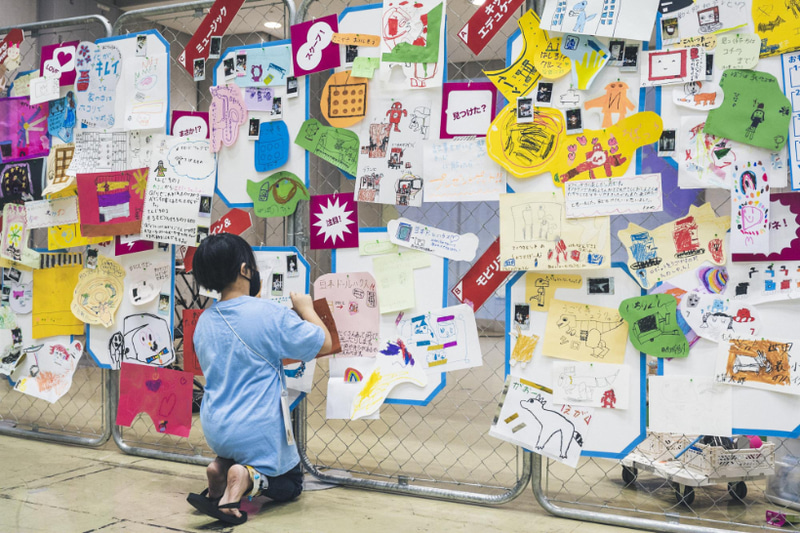 コドモ記者たちがMaker Faire Tokyo 2025の会場をまわり、気に入った作品や出展者について取材して「メイカー新聞」を制作