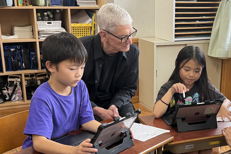 子供たちの作品を見ながら質問をするクックCEO