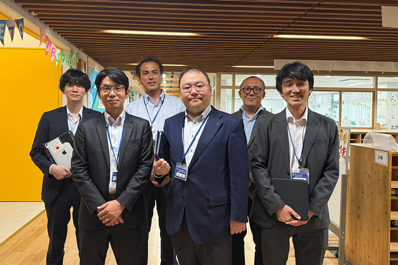 （前列左より）京都市教育委員会事務局 指導部 学校指導課 林 和津慎氏 / 総務部 学校事務支援室 担当係長 安部裕太氏 / 指導部 学校指導課 指導主事兼職 京都市総合教育センター 指導室 指導主事 津髙修一氏、（後列より）京都市教育委員会事務局 指導部 学校指導課 担当係長 北山翔太氏 / 京都市立御所東小学校 河原雅春校長 / 総務部 学校事務支援室 担当課長 福井俊彰氏