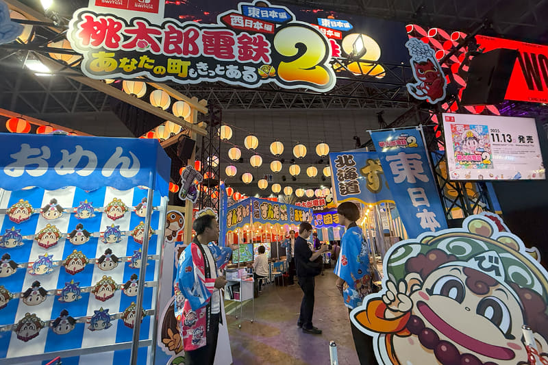 試遊スペースは東西に分かれ、屋台風の装飾も充実。ビンボー神や夜叉姫のお面を配布する屋台や、ご当地グルメを模した装飾が並び、お祭り会場さながらの盛り上がり