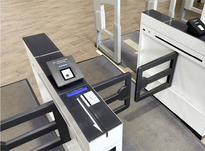 スマホ学生証／職員証の二次元バーコードをかざして、附属図書館への入退館が可能