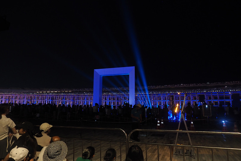 地図の黄色の丸で囲んだエリアからウォータープラザを見た様子。最前列ではないが、かなり見やすい場所だ