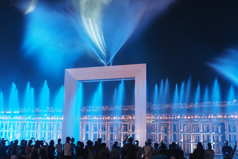 全体が見渡せ、正方形の枠の中に投影される映像もよく見える