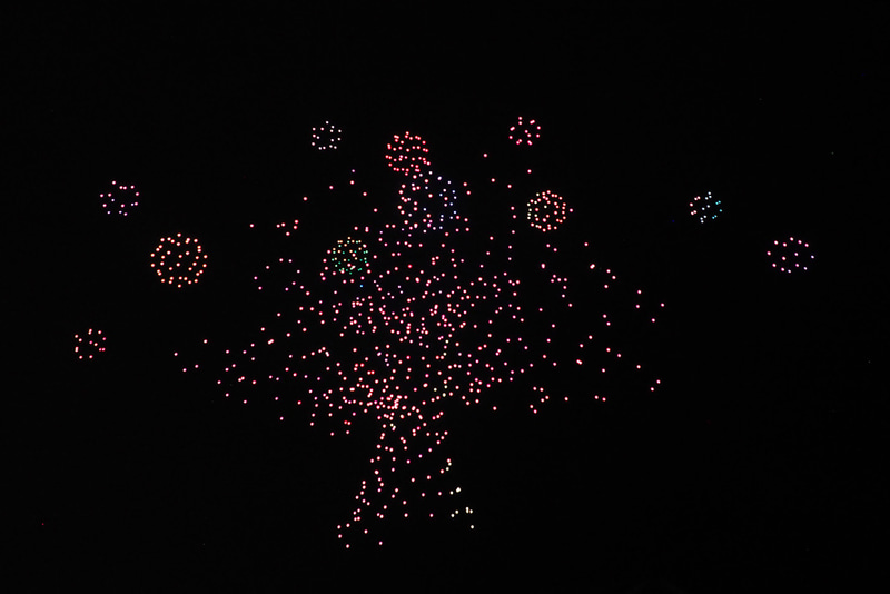 この赤い丸からドローンショーを見た様子。カメラの焦点距離は最も広角寄りにして撮影（35mmフィルム換算で24mm相当）