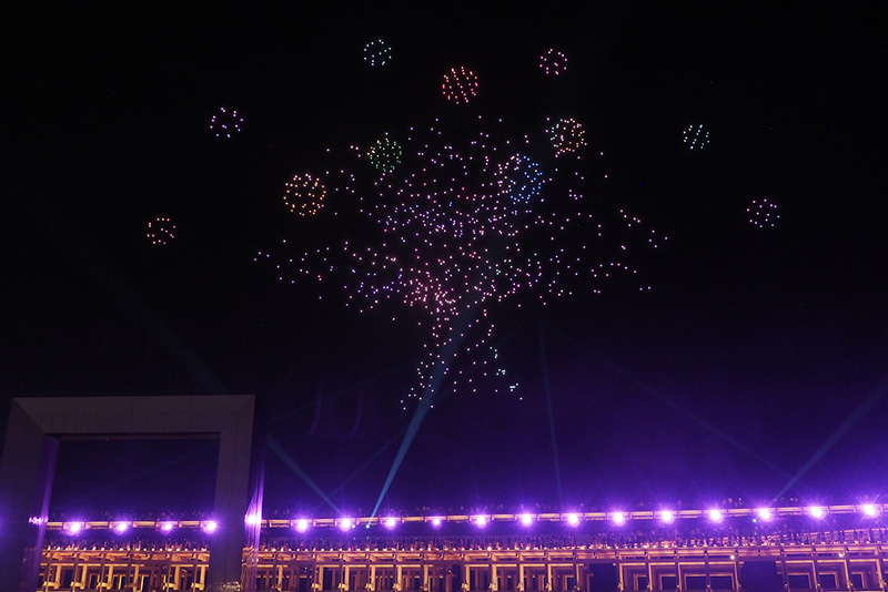 この黄色の丸で囲んだエリアから見たドローンショー（カメラの焦点距離は35mmフィルム換算で36mm相当）。こちらも見やすい