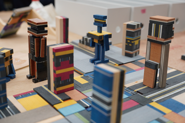 余材を自由に積み上げ、全く違う街の風景を描き出す実験。余材の可能性を広げ、素材の価値を再発見する