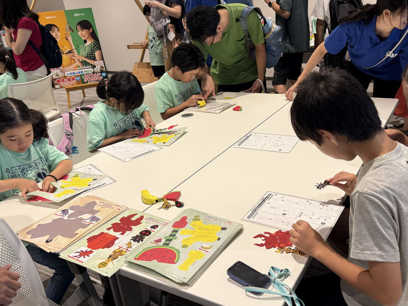 「小学館の図鑑NEO」のペーパークラフトを体験するコーナーも盛況だった