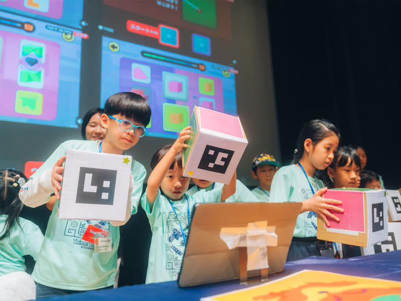 日本とカンボジアの参加者がチームを組み、協力した問題を解いた