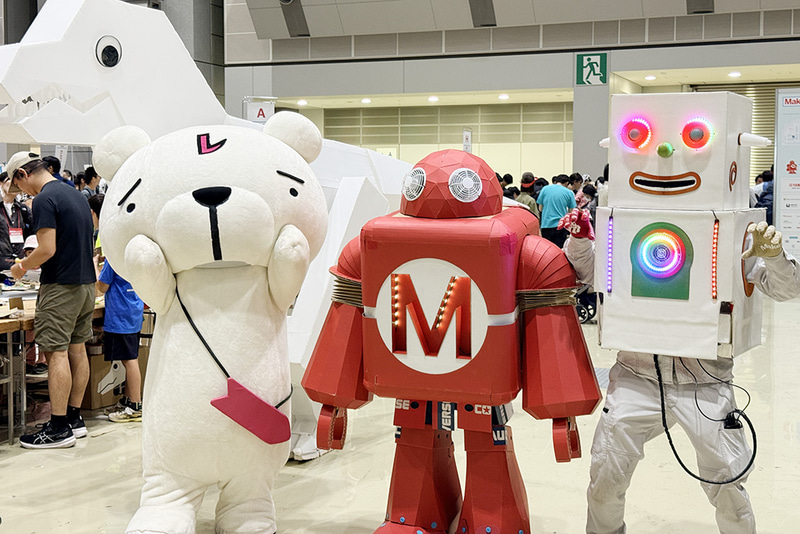 赤いロボットがMaker Faireのマスコットキャラクター「Makey」