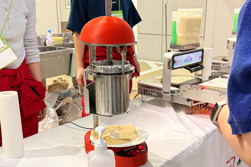 生クリーム絞りロボット