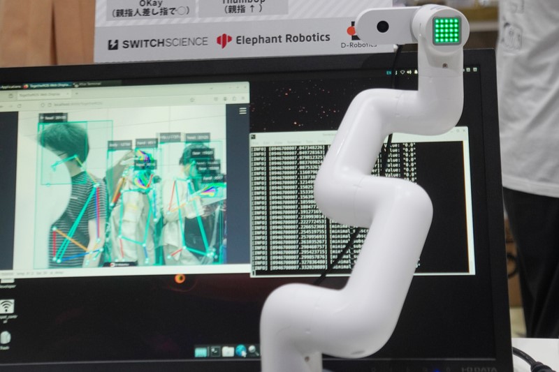 AI搭載でジェスチャーを理解する6軸ロボットアームのデモ