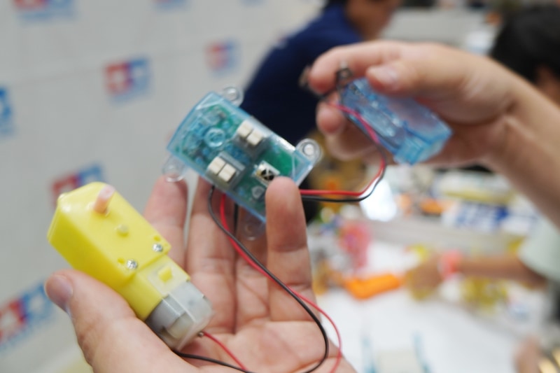 赤外線受信ユニット。モーターを2つ接続する