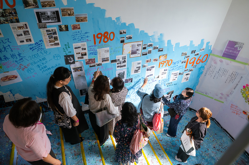 階段を活用した「みんなでつくる吉祥寺年表」